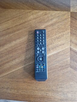 40" Samsung LCD TV - 4