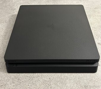 PS4 Slim 500 GB + 2 ovládače + 5x hra FIFA - 4
