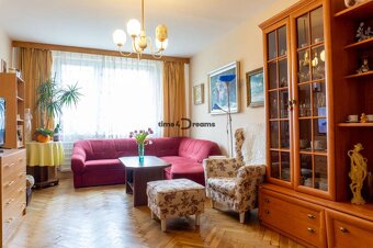 NA PREDAJ: CENTRUM: 2 izb.byt + ŠATNIK, 2x BALKON + PIVNICA - 4