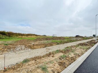 Exkluzívny stavebný pozemok s panorámou Malých Karpát - 4