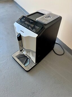Automatický kávovar Siemens EQ300 v TOP stave - 4