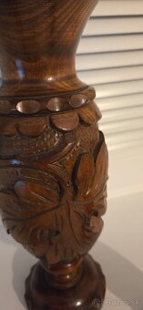 Vyrezávaná drevená váza, motív hrozno, dub - 4