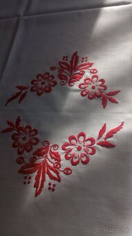 Vyšívaný obrus - 4