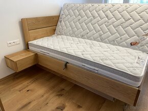 Dubová masívna posteľ s úložným priestorom a stolíkmi - 4