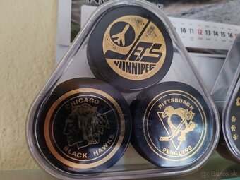 PREDÁM ZBIERKU HOKEJOVÝCH PUKOV - 4