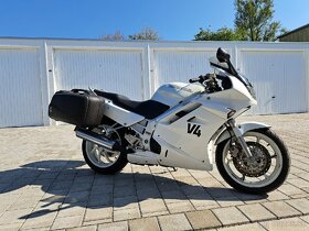Honda VFR 750F RC36 - 4