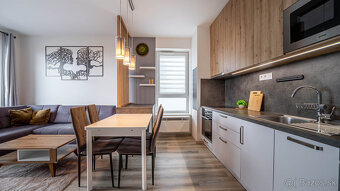 Štýlový kompletne zariadený 2izb byt s balkónom a parkovaním - 4