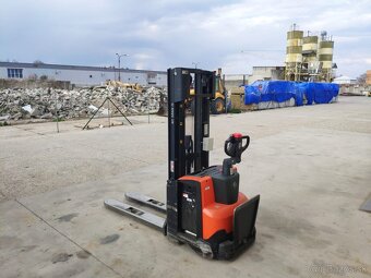 ručný elektrický vzv BT SWE120, vidly 1,4m, zdvih 415cm - 4
