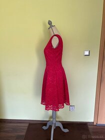 Čipkované šaty vo fuchsiovej farbe - 4