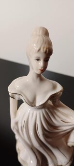 Porcelánová stará soška dáma - 4