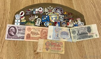 Sovietska vojenská lodička s odznakmi a rubľami - 4