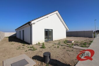 SKOLAUDOVANÝ RODINNÝ DOM, TEHLOVÁ STAVBA, IHNEĎ VOĽNÝ - 4