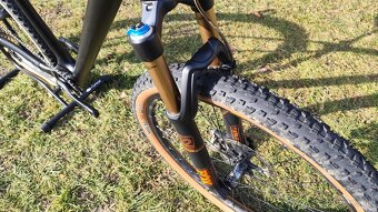 Lahky karbonovy MTB bicykel vo velkosti M (9.9 kg) - 4