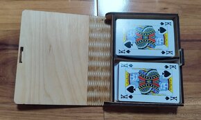 Žolíkove karty v drevenom púzdre v tvare knižky s motívom 2 - 4