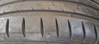 Predám 2ks pekné 225/40r19-93Y Michelin - 4