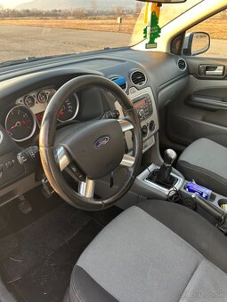🚗 Na predaj: Ford Focus MK2 Hatchback (1.4i, 59 kW, 2010) - 4