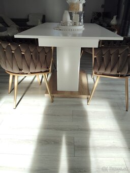 Predám roztahovaci jedálenský stôl - 4