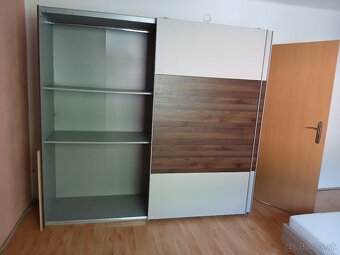 Skriňa 220x200x57-zasúvacie dvere - 4