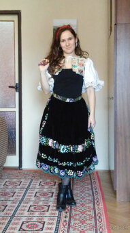 Rucne vysivany kroj zo Zvolenskej slatiny - 4