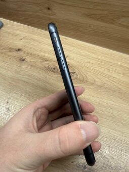 iPhone 11 - 64GB Čierny - 4
