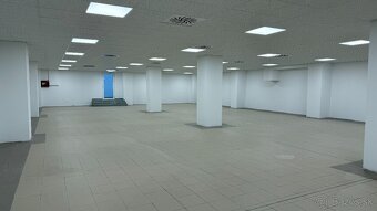 Ponúkam Vám do prenájmu obchodný priestor na prízemí. - 4
