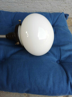 Predám bakelitovú lampu s mliečnym sklom - 4