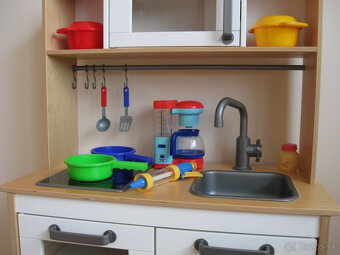 Drevena kuchynka Ikea s vybavou - 4