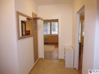 GREŠOVA: Veľký 3-izbový zariadený byt so šatníkom a loggiou, - 4