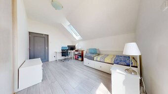 Slnečný 5 izbový dom v Zálesí s veľkým pozemkom - 4