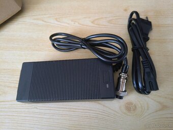 Predam nabijacku 67.2V 1.5A s portom XLR3 - 4