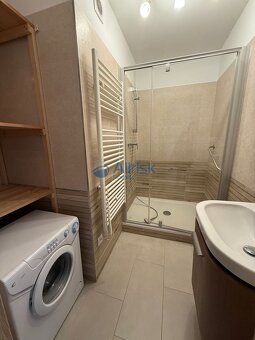 Priestranný 2-izbový byt po kompletnej rekonštrukcii vo vyhľ - 4