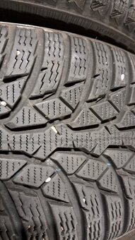 Predám 4ks jazdené zimné 215/60r16-99H Nokian - 4