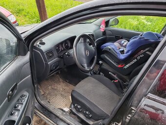 Hyundai Accent - 4