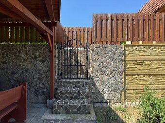 Veľký RD s bazénom v obci Petrova Ves - 2 samostatné bývania - 4