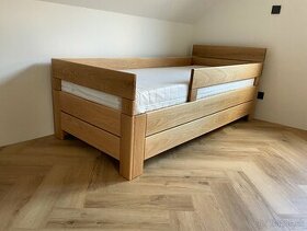 Dubová posteľ s detskými zábranami a úložným priestorom - 4