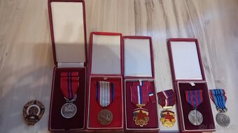 Odznaky, vyznamenania, medaile - 4