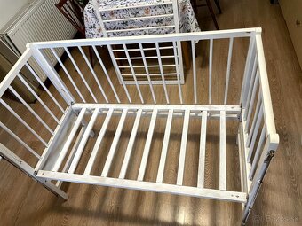 Detská postieľka s možnosťou zosunutia jednej strany ohrady - 4