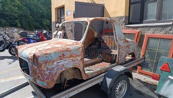 Vľavo. Vespa 400, rok výroby 1958 - 4