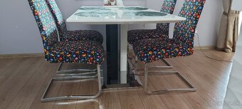 Moderny jedalensky stol + 4 stolicky + 3 sady potahov - 4