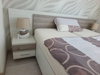 Predám manželskú postel s nočnými stolíkmi - 4