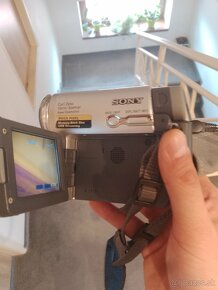 Predám funkčnú kameru značky Sony na kazetky v strieborno-si - 4
