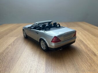 Mercedes-benz SLK 230 1:18 Maisto - 4