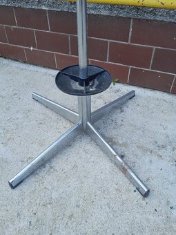 Predám kovový vešiak - 4