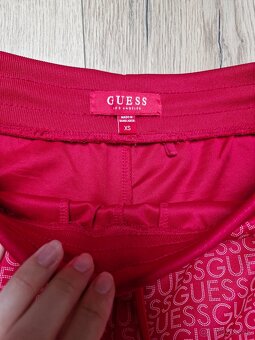Guess tmavo cervene a svetle khaki logovane nohavice teplaky - 4