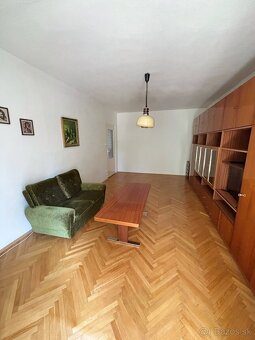 Na predaj priestranný 2-izbový byt, SEVER – 65 m2, balkón - 4
