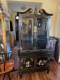 Drevená vitrína s Čínskym motívom - 4