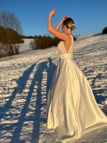 Ručne zdobené saténové svadobné šaty s trblietavým vrchom - 4