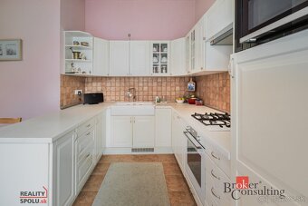 Rodinný dom priamo v centre s 2 bytovými jednotkami, 563m2, - 4