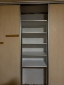Predám vstavanú skriňu s posuvnými dverami – 340 × 62 × 260 - 4