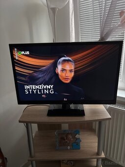 Predám televízor s dreveným stojanom - 4